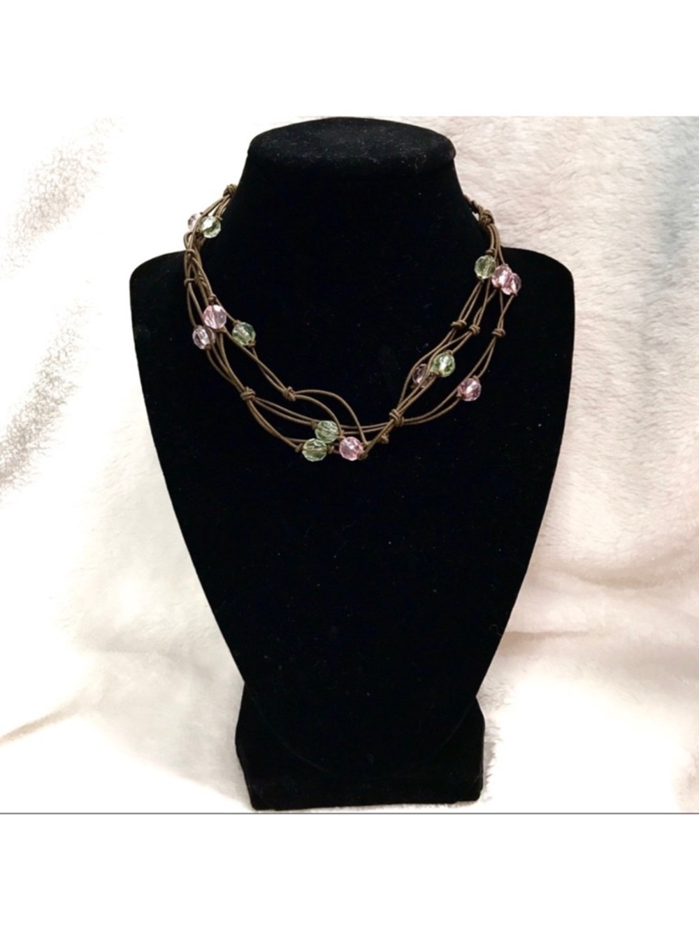 Elastic Strand Necklace with Green and Pin…